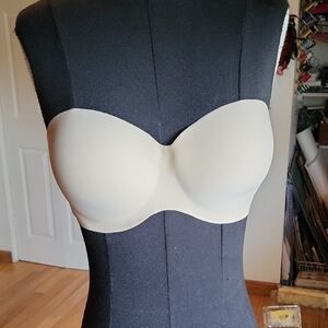 Cream Strapless BraNew. 32d